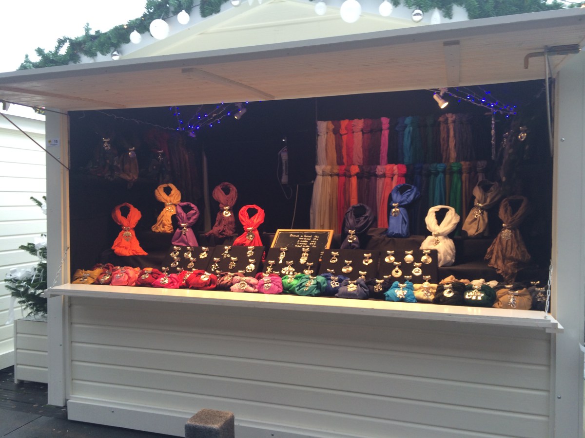 chalet d'écharpes à bijoux