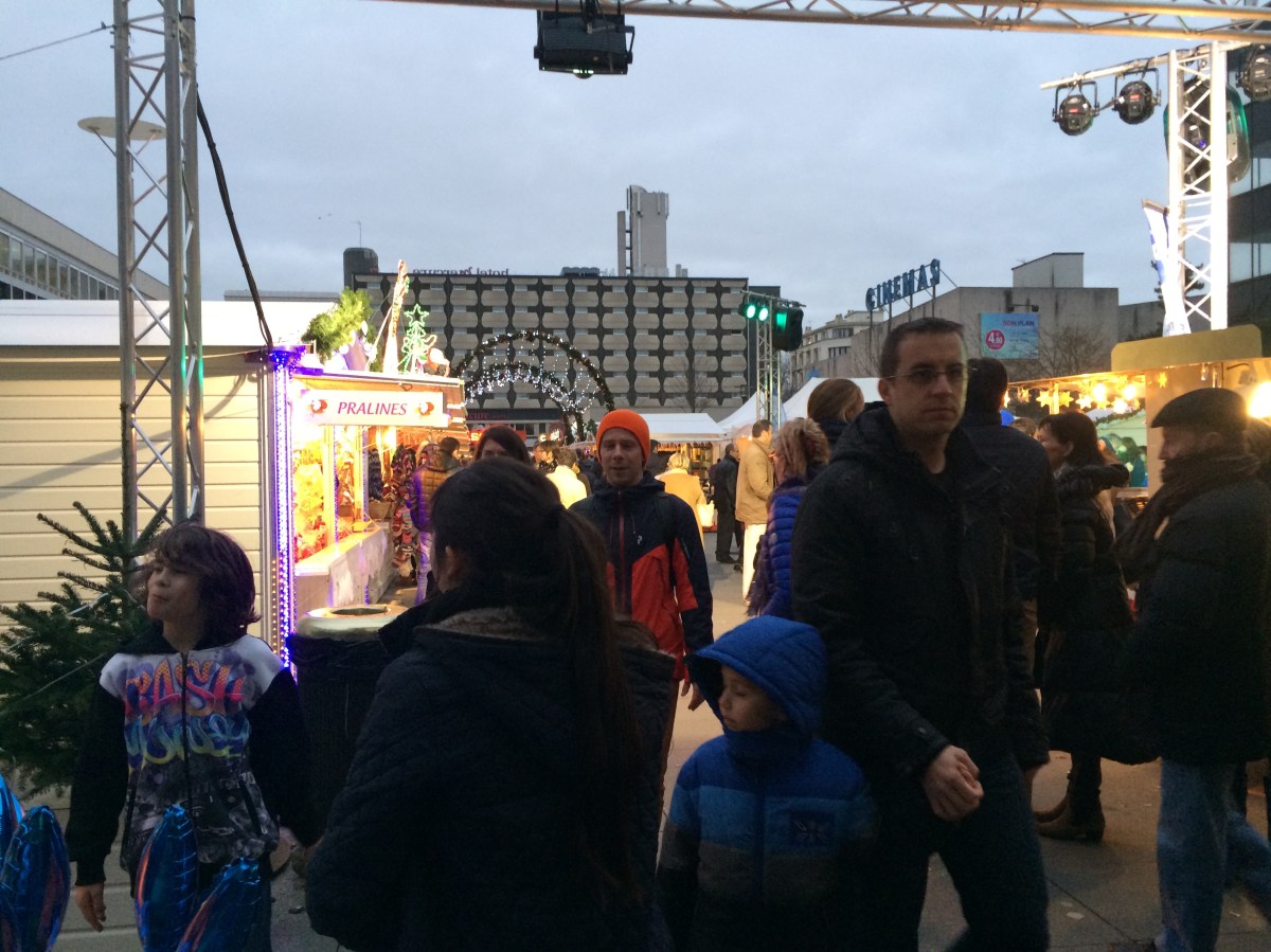 Le monde se presse au marché de Noël