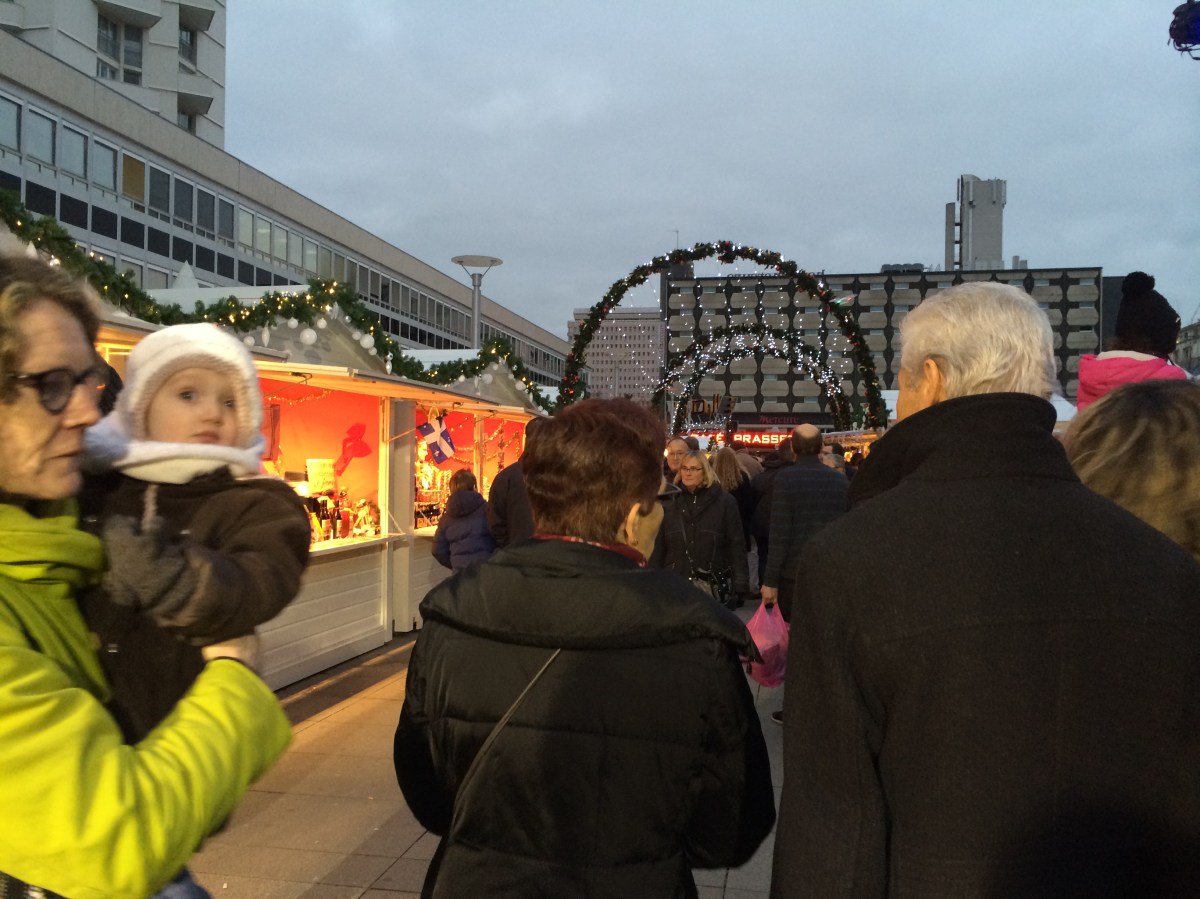 Le public venu nombreux pour visiter le marché de Noël