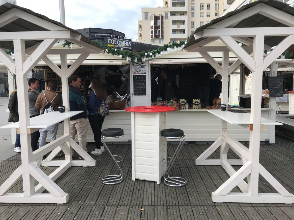 mange-debout pour partager un vin chaud au marché de noël de rennes