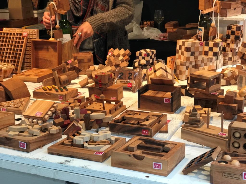 jeux et casse-tête en bois au marché de noël de rennes