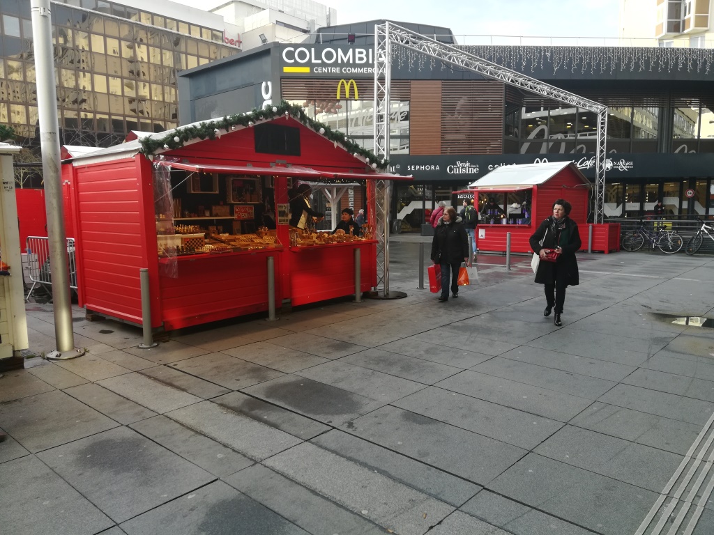chalets rouges au marche de Noël de rennes