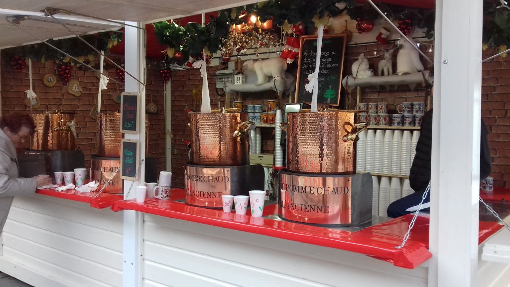moment convivial autour d'un vin chaud au marché de noël de rennes colombier