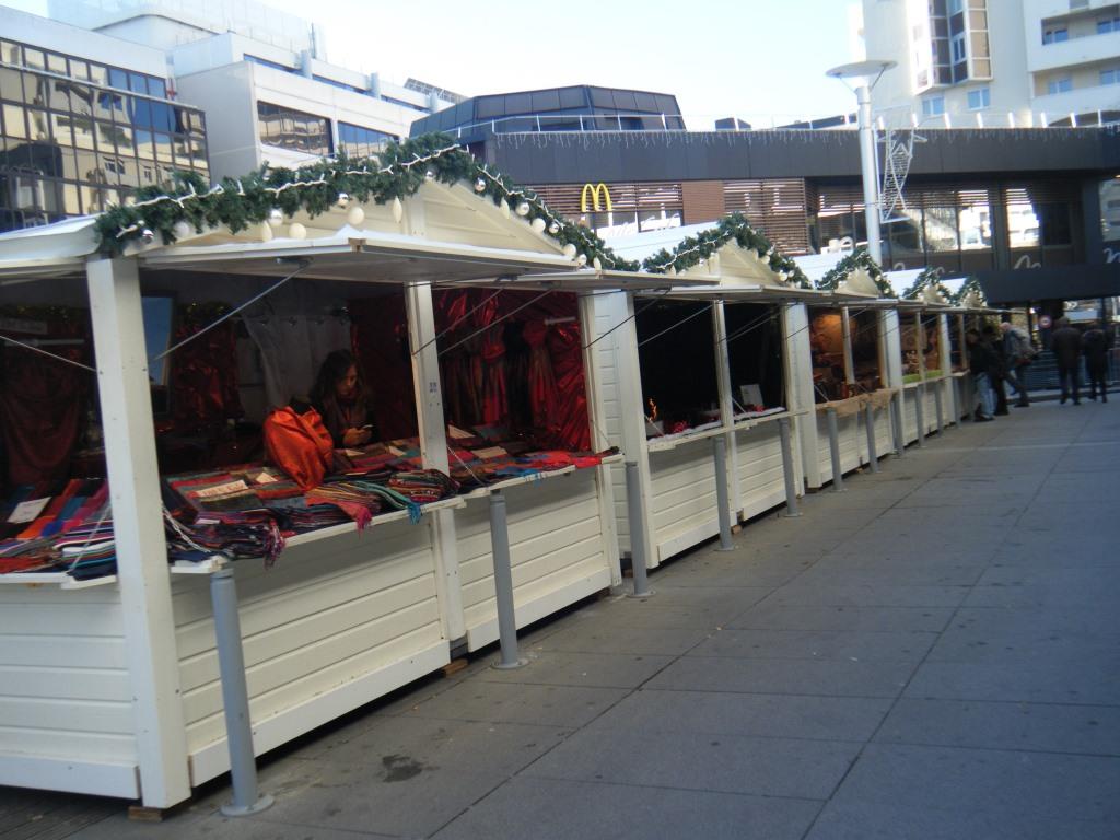 les chalets blancs du marché de noël de rennes